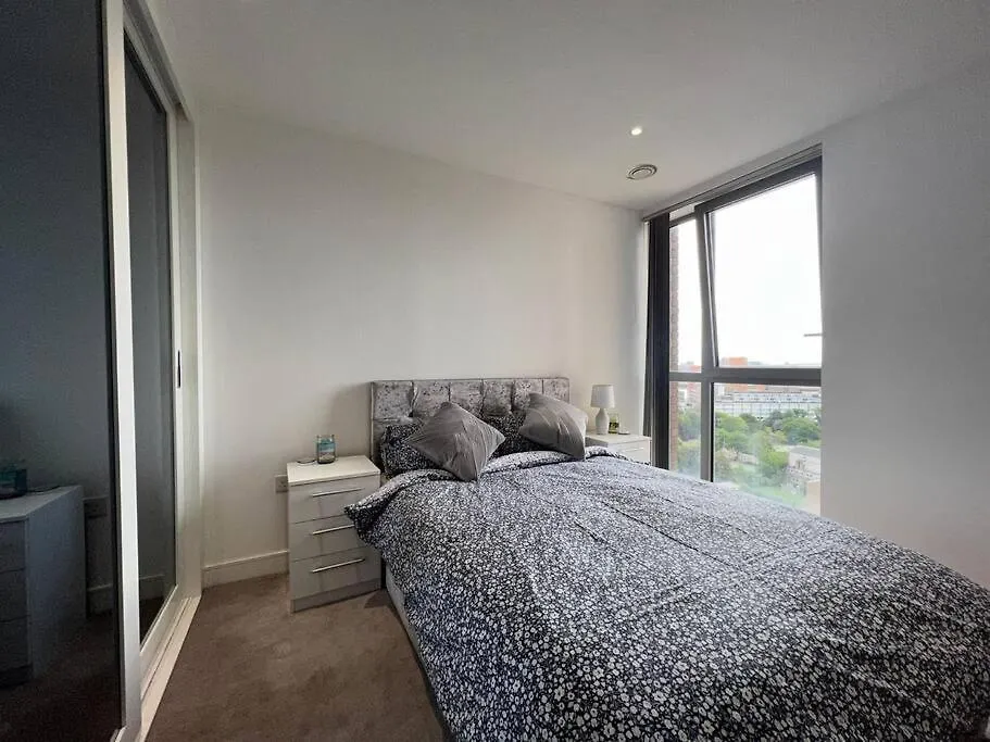 Modern & Secure 3Br 2Ba Apartment In The Heart Of Crossharbour Londen
